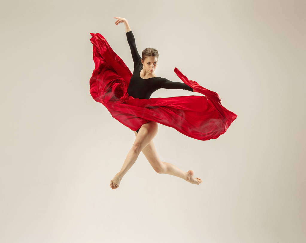 Bailarina de ballet moderna bailando en cuerpo entero sobre fondo blanco
. - Foto, Imagen