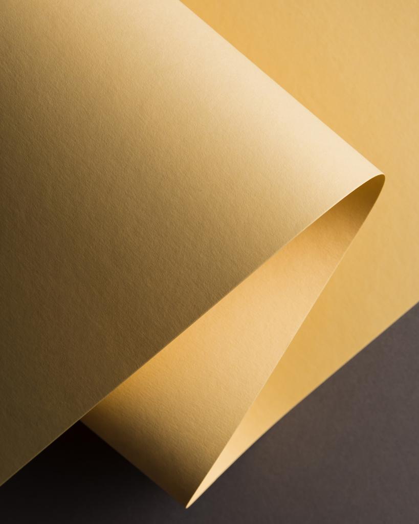 γκρο πλαν θέα φύλλο κίτρινο χαρτί σε γκρίζο φόντο - Φωτογραφία, εικόνα