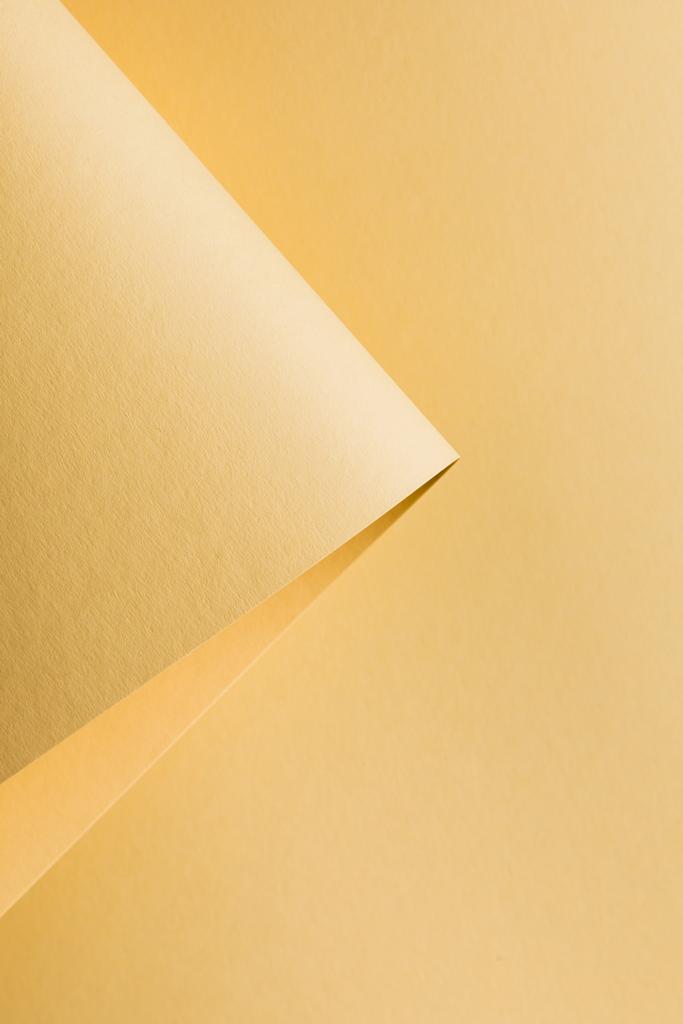 γκρο πλαν θέα της έλασης κίτρινο χαρτί φύλλο αφηρημένα φόντο  - Φωτογραφία, εικόνα