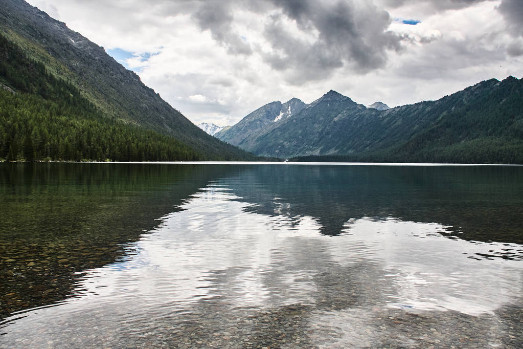 Paisaje con hermoso lago de montaña
 - Foto, Imagen