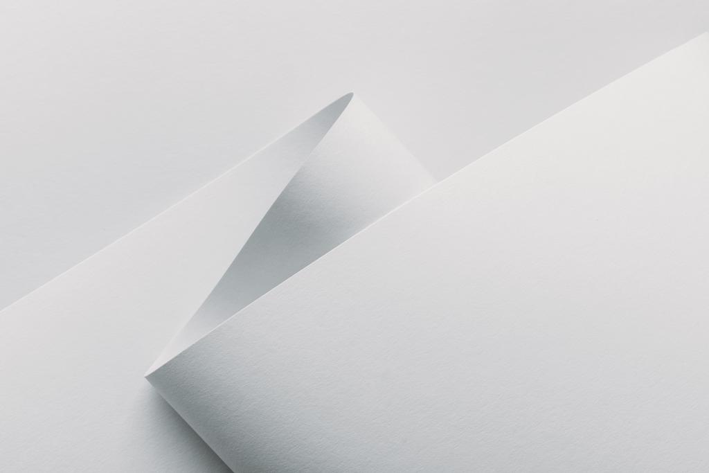 Крупним планом вид білого прокату паперу на білому тлі
 - Фото, зображення
