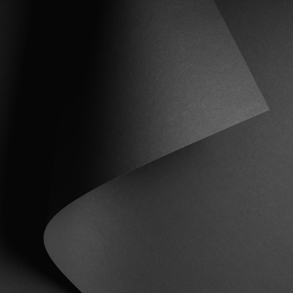 tumma abstrakti tausta mustalla valssatulla paperilevyllä
 - Valokuva, kuva