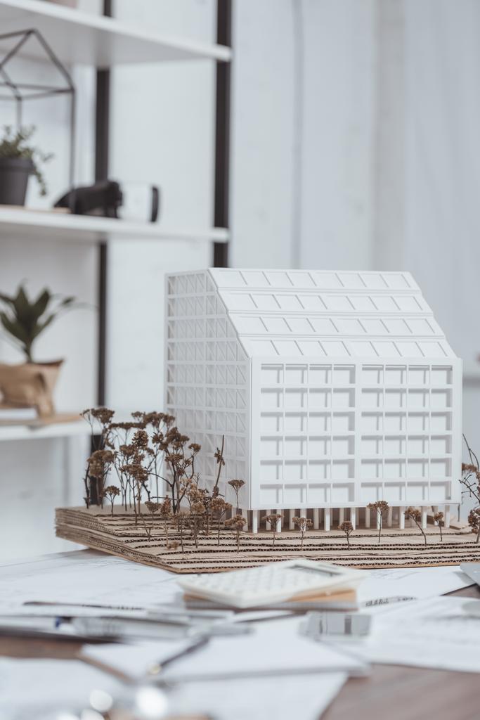 крупним планом вид на будівельну модель на робочому місці в офісі
 - Фото, зображення