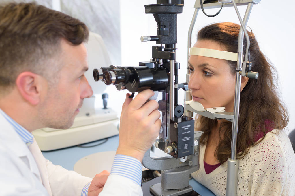 Oftalmologista examinando os olhos do paciente
 - Foto, Imagem