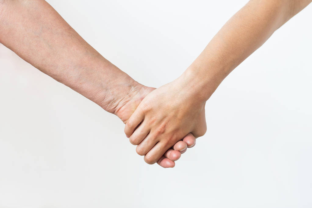 シニアと若い女性が手を繋いでいるをクローズ アップ - 写真・画像