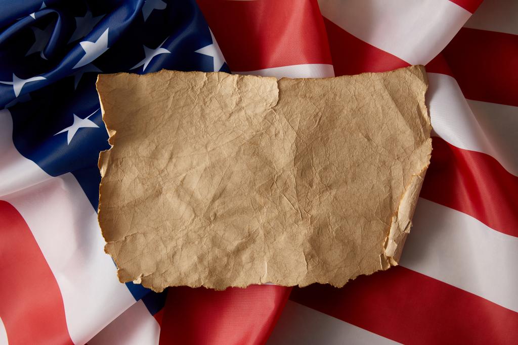 verhoogde weergave van vintage blanco verfrommeld papier op de Amerikaanse vlag  - Foto, afbeelding
