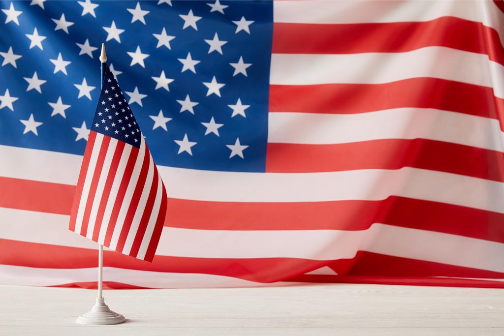 lähikuva Amerikan lipputangon ja lipun Yhdysvalloista
 - Valokuva, kuva