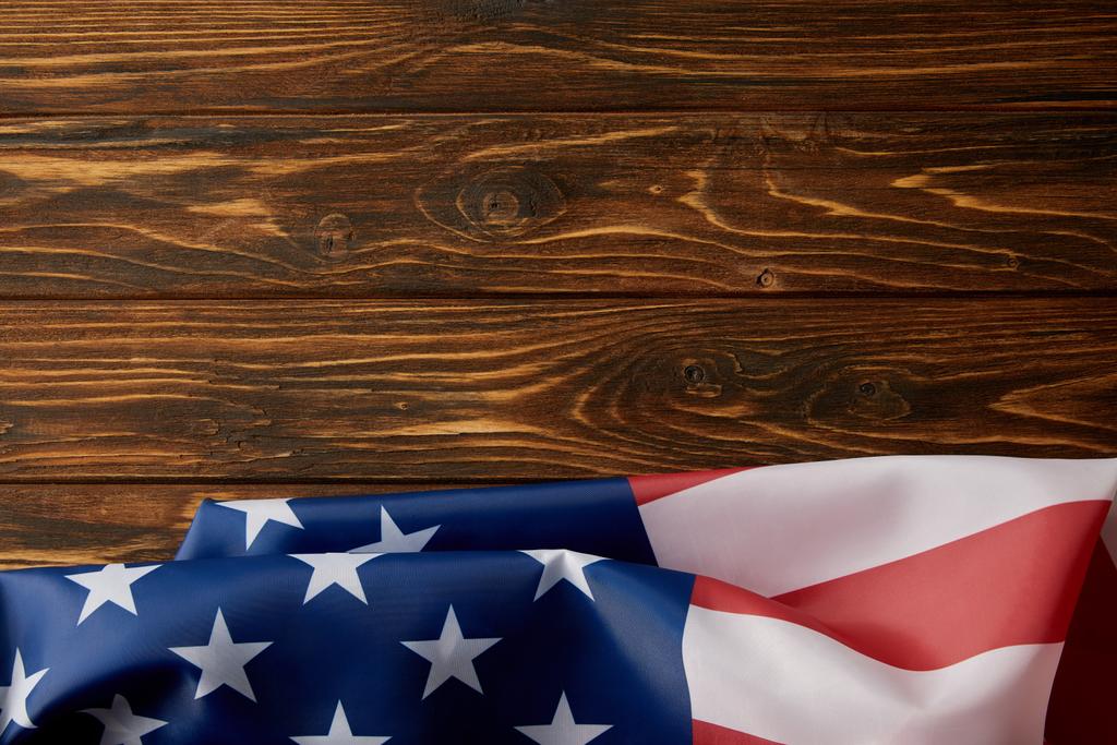 vista superior de la bandera de EE.UU. en la superficie de madera
  - Foto, imagen