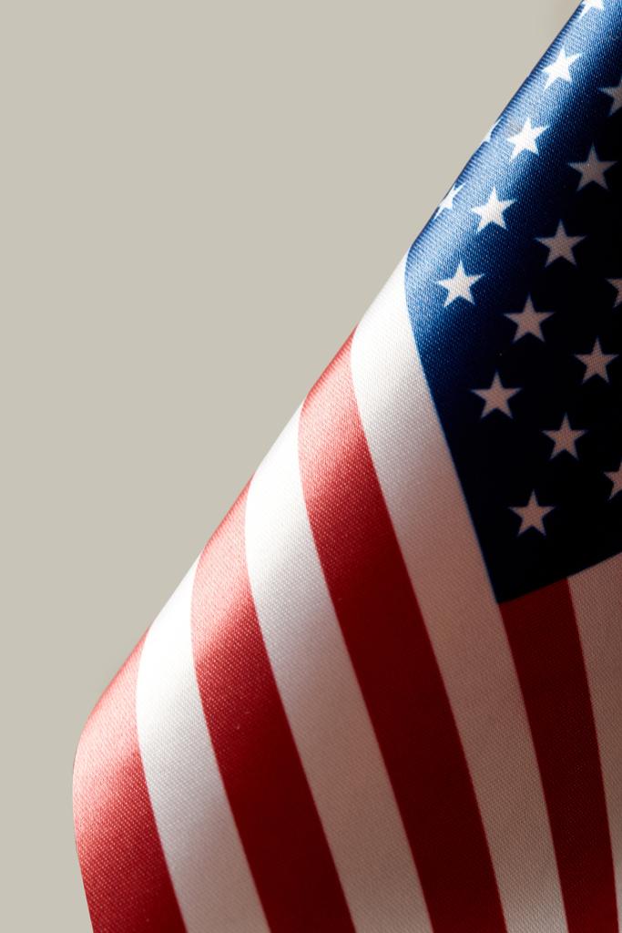 Close-up van de vlag van de Verenigde Staten van Amerika, geïsoleerd op grijs - Foto, afbeelding
