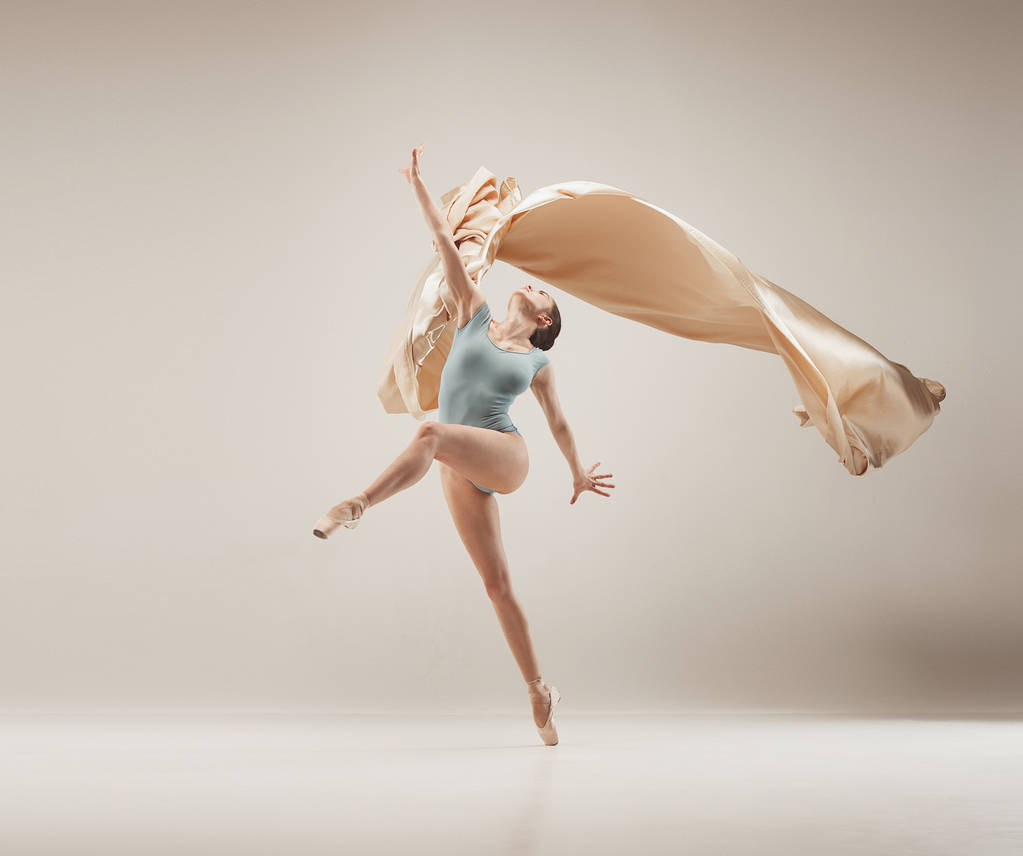 Moderní balet tanečník tančit v Zachycovací na bílém studio pozadí. - Fotografie, Obrázek