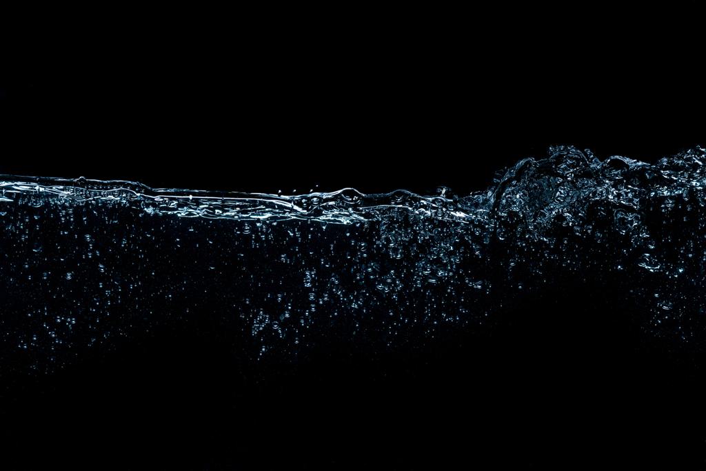 widoku czysta woda Splash na czarnym tle z bliska - Zdjęcie, obraz