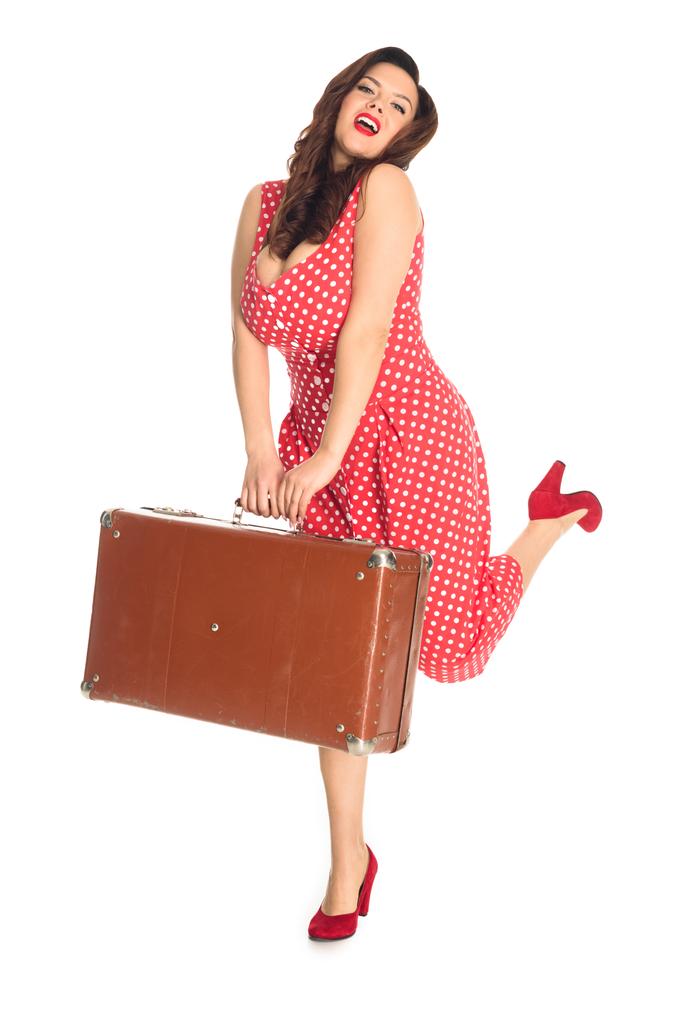 glückliche Plus Size Frau mit Vintage-Koffer isoliert auf weiß - Foto, Bild