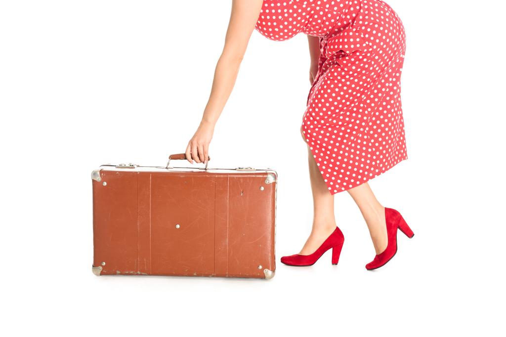 обрезанный снимок женщины, держащей винтажный чемодан изолированный на белом
 - Фото, изображение