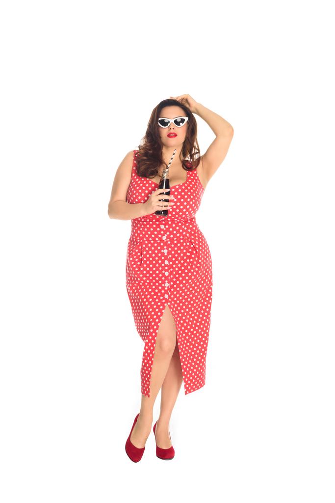όμορφη συν μέγεθος γυναίκα στο φόρεμα και vintage γυαλιά ηλίου με μπουκάλι σόδα που απομονώνονται σε λευκό - Φωτογραφία, εικόνα