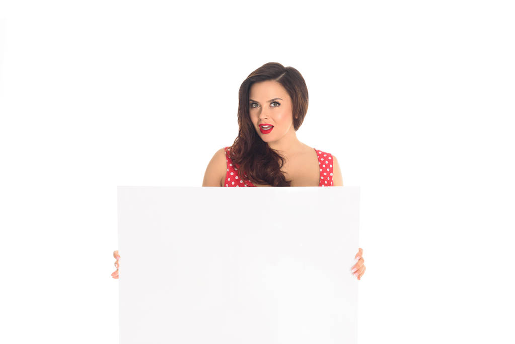 attraente plus size donna in possesso di cartello bianco isolato su bianco
 - Foto, immagini