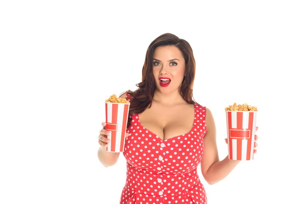 excité plus taille femme avec des boîtes de pop-corn isolé sur blanc
 - Photo, image