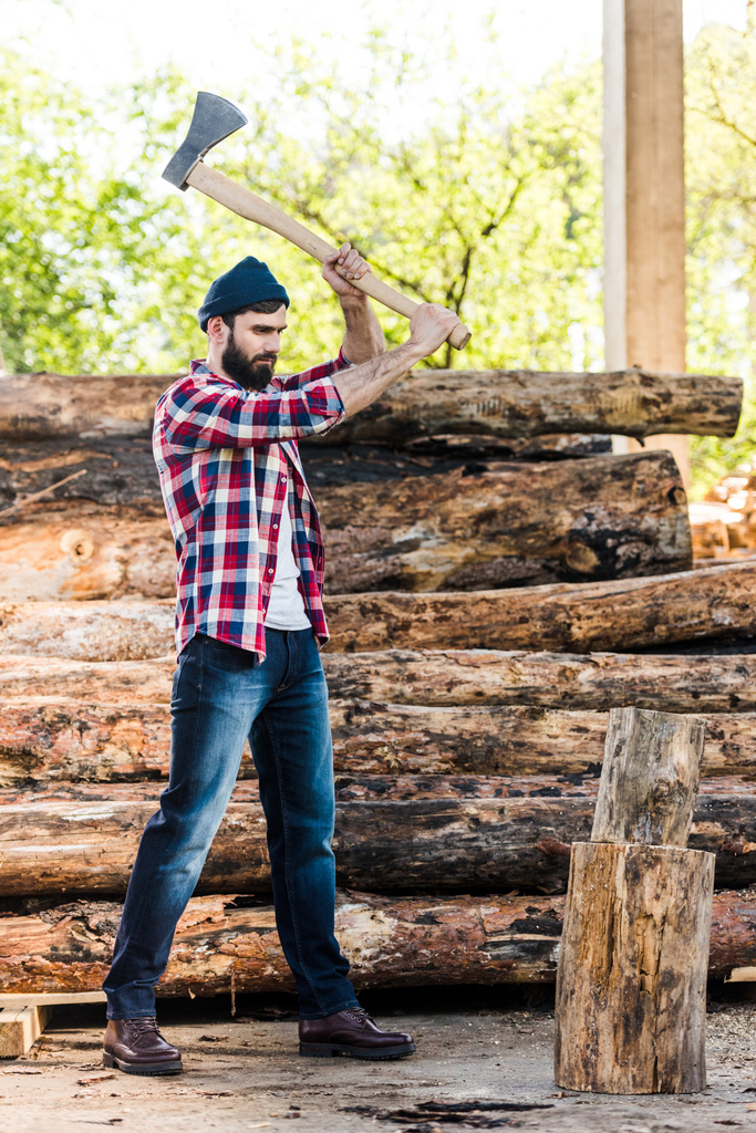  dřevorubec v kostkované košili sekání protokol na pile  - Fotografie, Obrázek