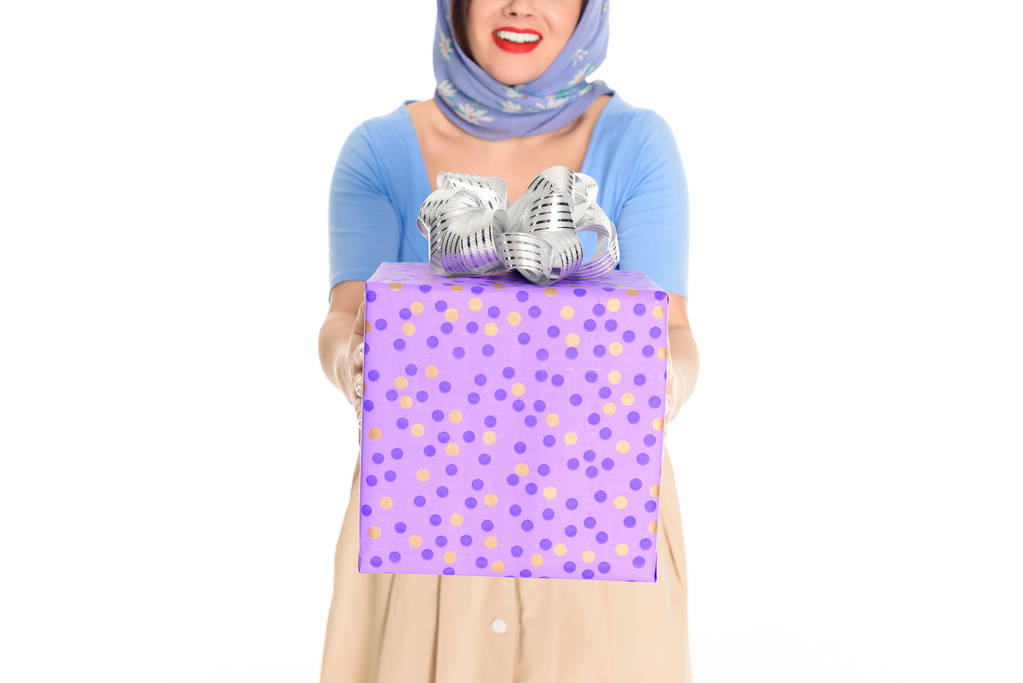 обрезанный снимок улыбающейся винтажной женщины с подарочной коробкой, изолированной на белом
 - Фото, изображение