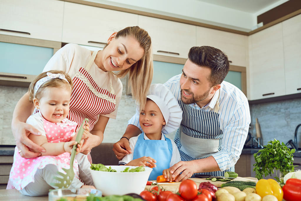 Uma família feliz está se preparando na cozinha
. - Foto, Imagem