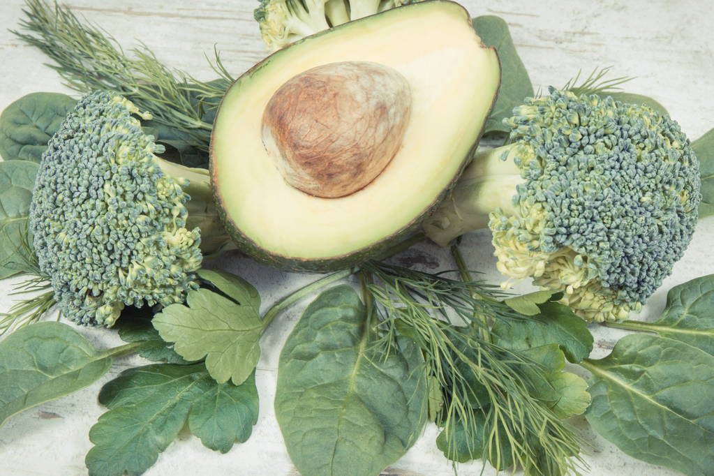 Винтажное фото, свежие зеленые фрукты и овощи в качестве источника витаминов и минералов, концепция здорового питания - Фото, изображение