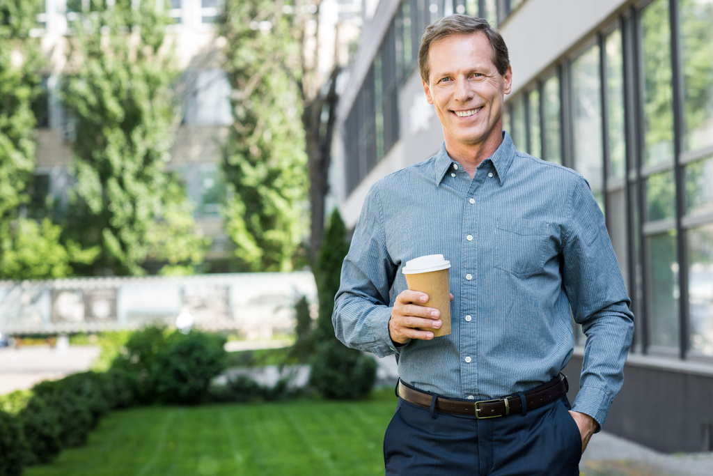 usmívající se středním věku podnikatel s jednorázovými šálek kávy u budovy úřadu  - Fotografie, Obrázek