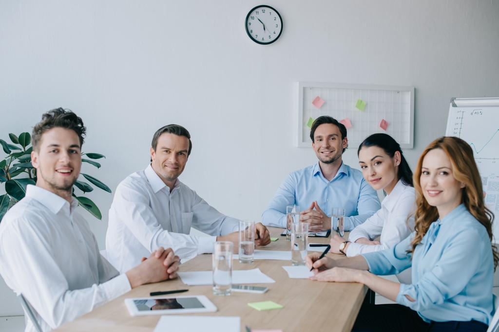 портрет улыбающихся деловых коллег на рабочем месте в офисе
 - Фото, изображение