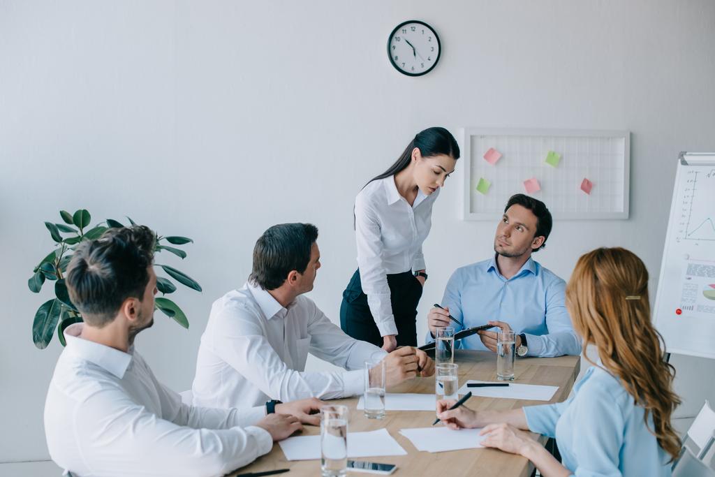 група бізнес-партнерів, які проходять бізнес-тренінги на робочому місці в офісі
 - Фото, зображення