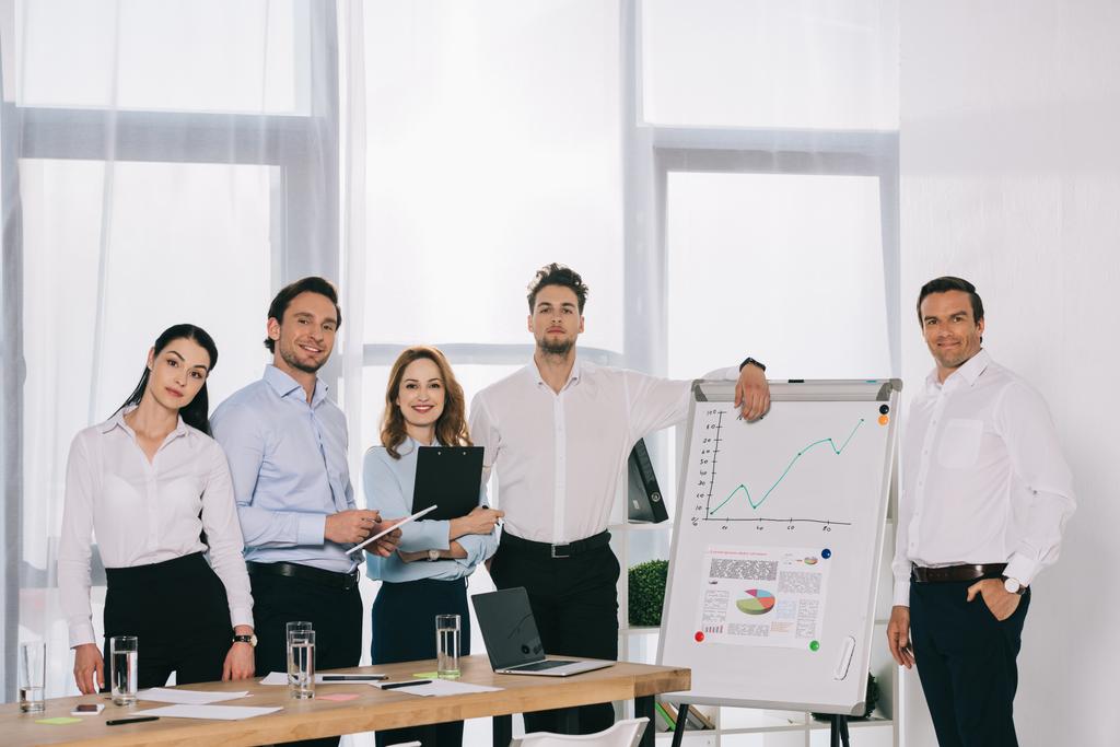 портрет деловых людей после бизнес-тренинга, стоящих у белой доски в офисе
 - Фото, изображение