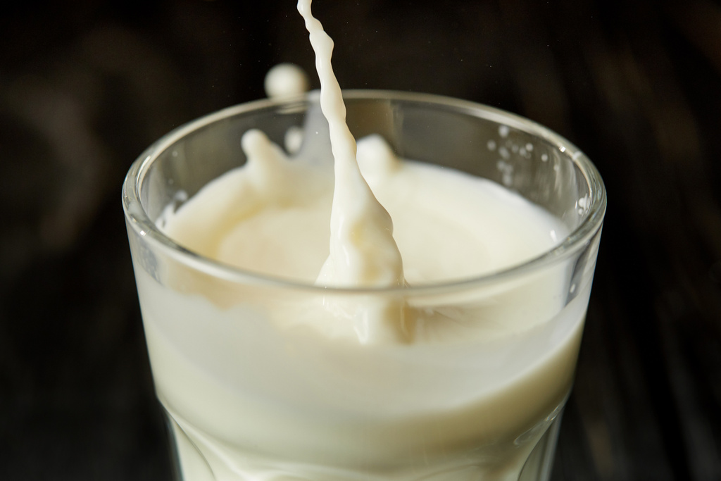 Вид крупным планом брызг молока из стекла
  - Фото, изображение