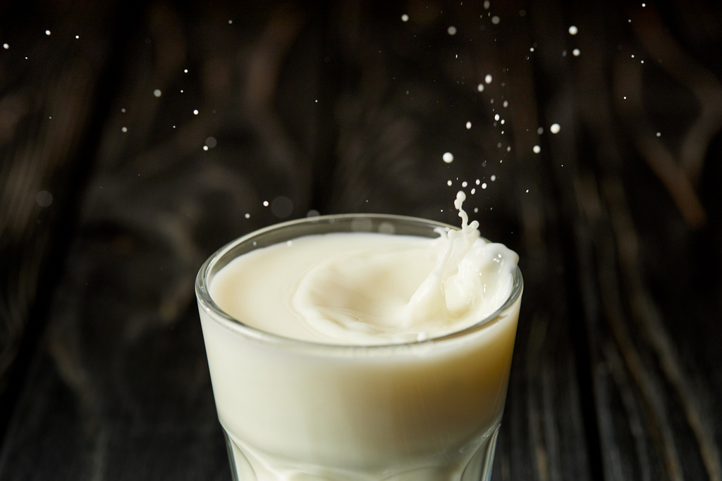 Detailní pohled na stříkající kapky mléka ze skla  - Fotografie, Obrázek