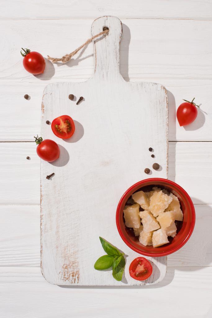 白い木製のまな板にさまざまなイタリア料理のトップ ビュー - 写真・画像