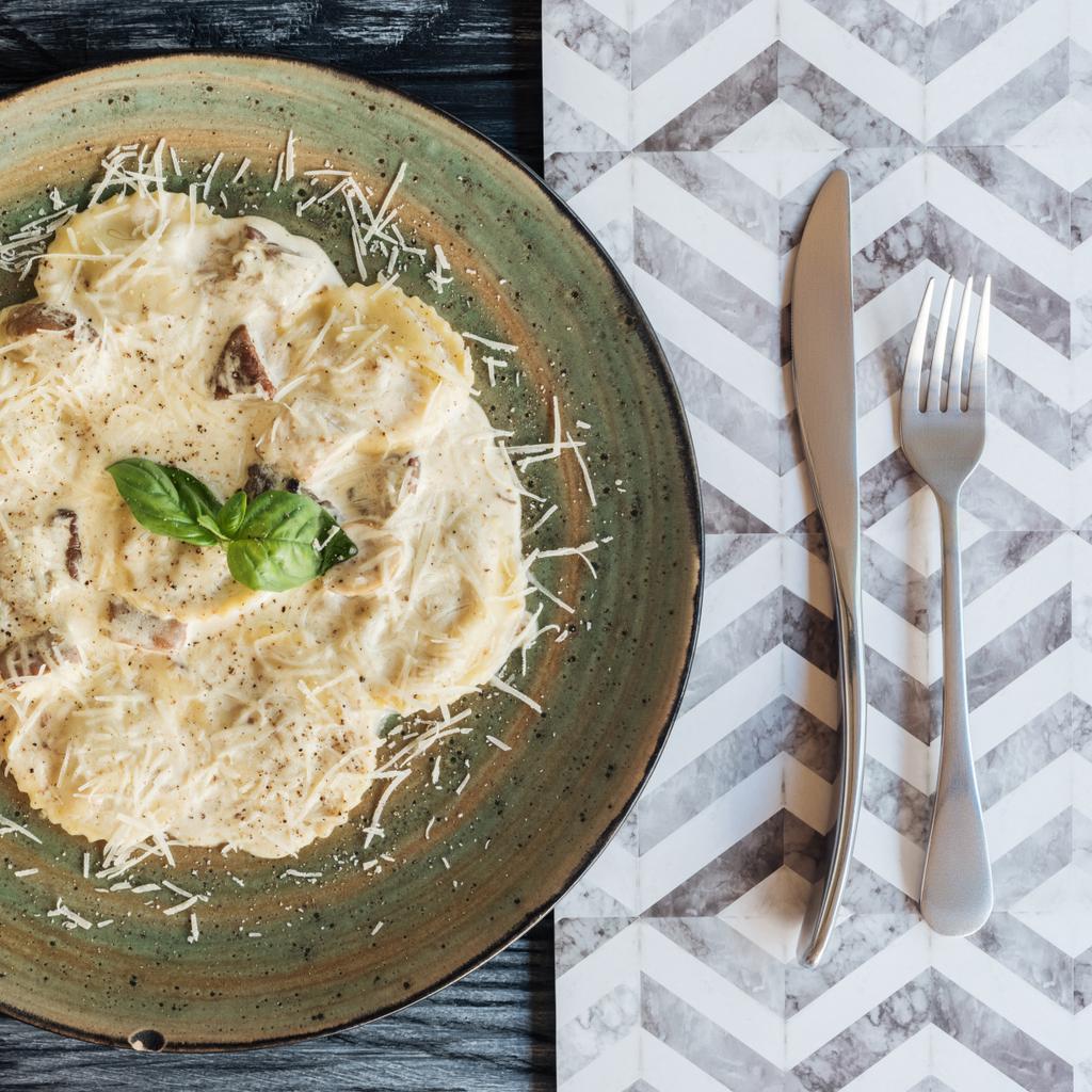 vista superior de deliciosos ravioli com espinafre e queijo ricota na mesa
 - Foto, Imagem