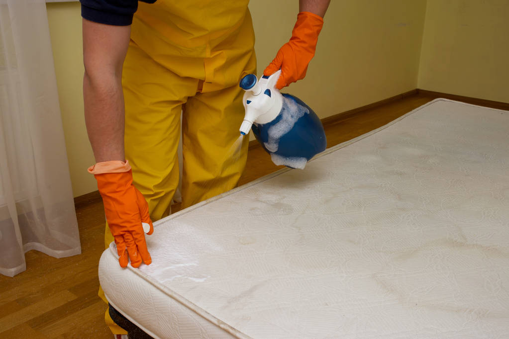 chemické čištění staré bílé matrace - Fotografie, Obrázek