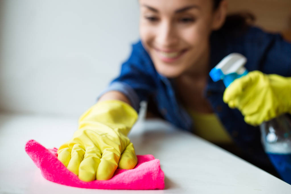 Nahaufnahme Foto der Frau bei der Hausarbeit. Hausfrau porträtiert beim Putzen.  - Foto, Bild