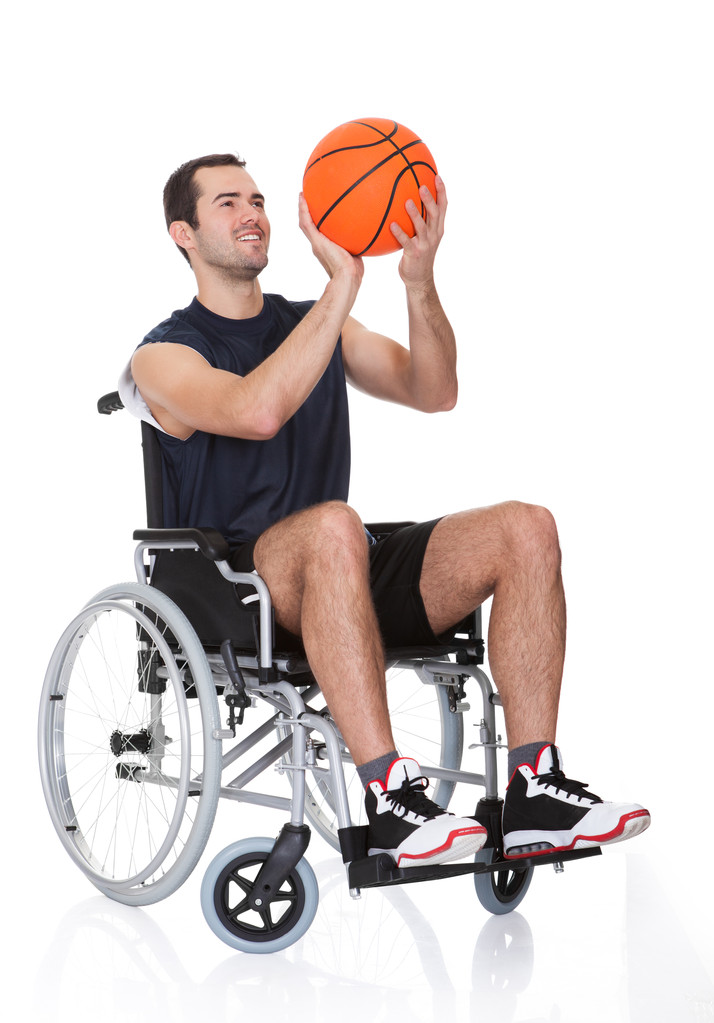 Tekerlekli sandalyedeki adam basketbol oynuyor. - Fotoğraf, Görsel