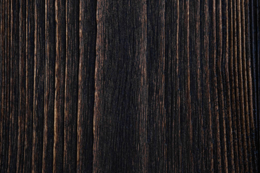 Detailní záběr tmavě hnědé dřevo textury s přírodní pruhovaný vzor na pozadí, dřevěný povrch pro přidání textu nebo projekční práce umění dekorace - Fotografie, Obrázek