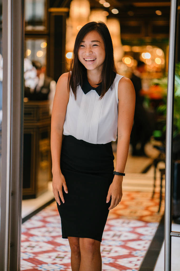 Професійний портрет молодими, привабливими, fit і милий китайський азіатські жінки в офіс або Коворкінг простору. Вона посміхається впевнено - Фото, зображення
