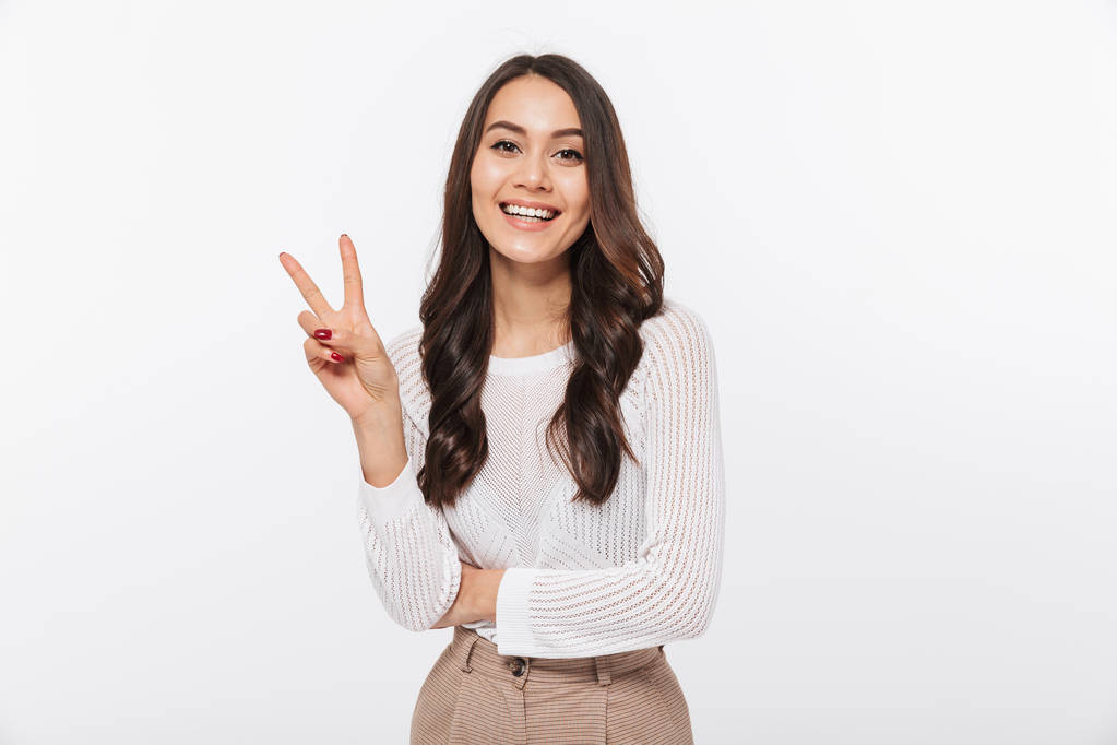 Portrét šťastné asijské podnikatelka ukazující mírové gesto izolované na bílém pozadí - Fotografie, Obrázek