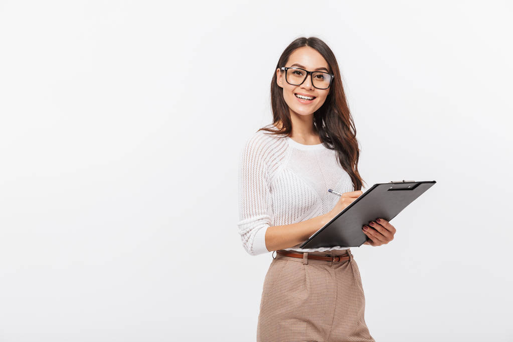 Портрет счастливой азиатской предпринимательницы, держащей планшет изолированным на белом фоне
 - Фото, изображение