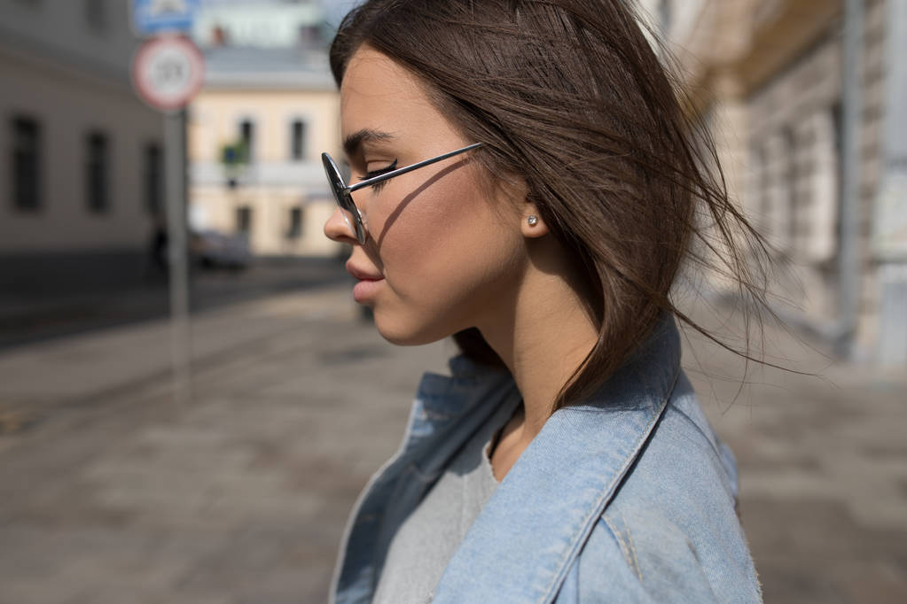 retrato de uma jovem mulher em óculos de sol. - Foto, Imagem