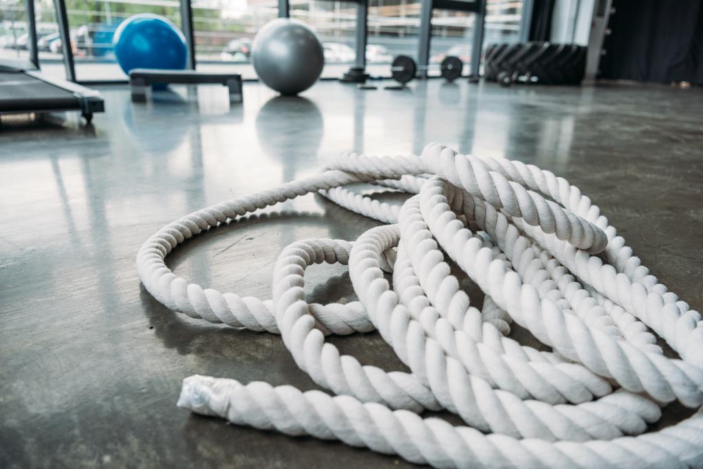 gros plan de corde d'entraînement sur le sol à la salle de gym
 - Photo, image