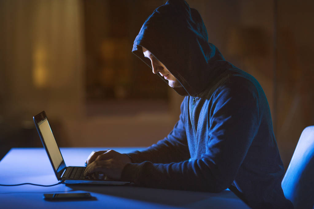 Hacker používající přenosný počítač pro kybernetický útok - Fotografie, Obrázek