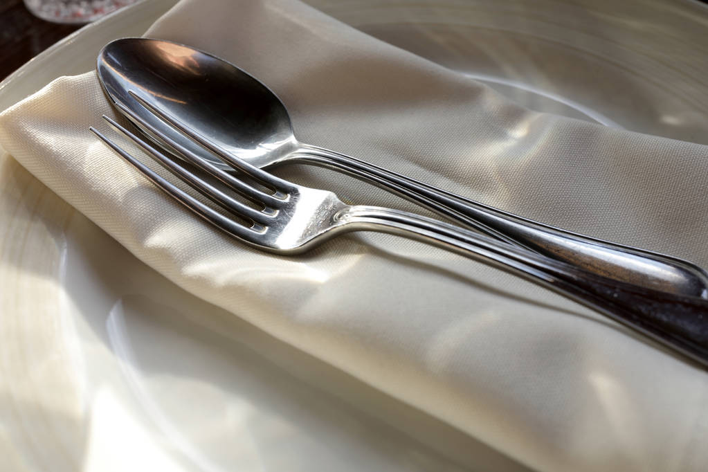 Silberbesteck auf Serviette im Restaurant - Foto, Bild
