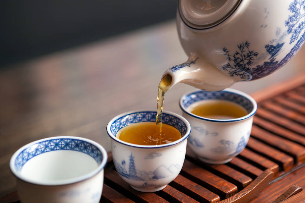 Schot van gieten thee bijgesneden in traditionele chinese theepotten. - Foto, afbeelding