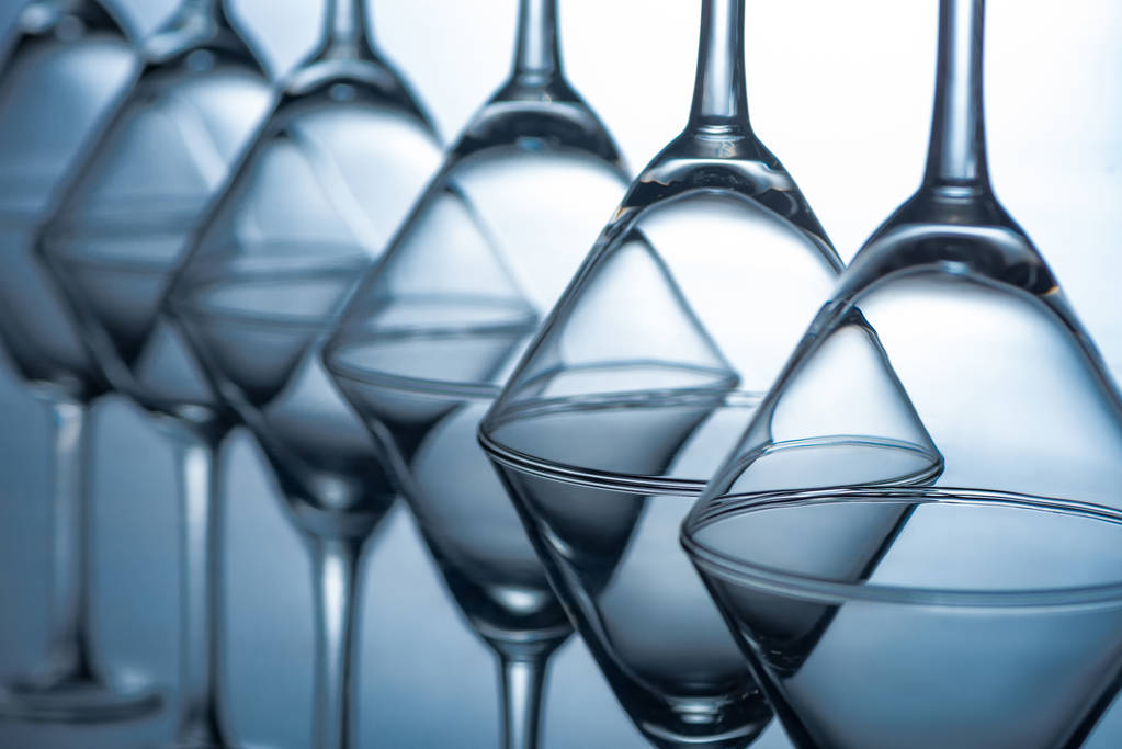 fila de gafas de martini transparentes de lujo en gris con reflejos
 - Foto, imagen