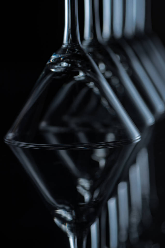 κοντινό πλάνο του martini γυαλιά σε μαύρο χρώμα με ανταύγειες - Φωτογραφία, εικόνα