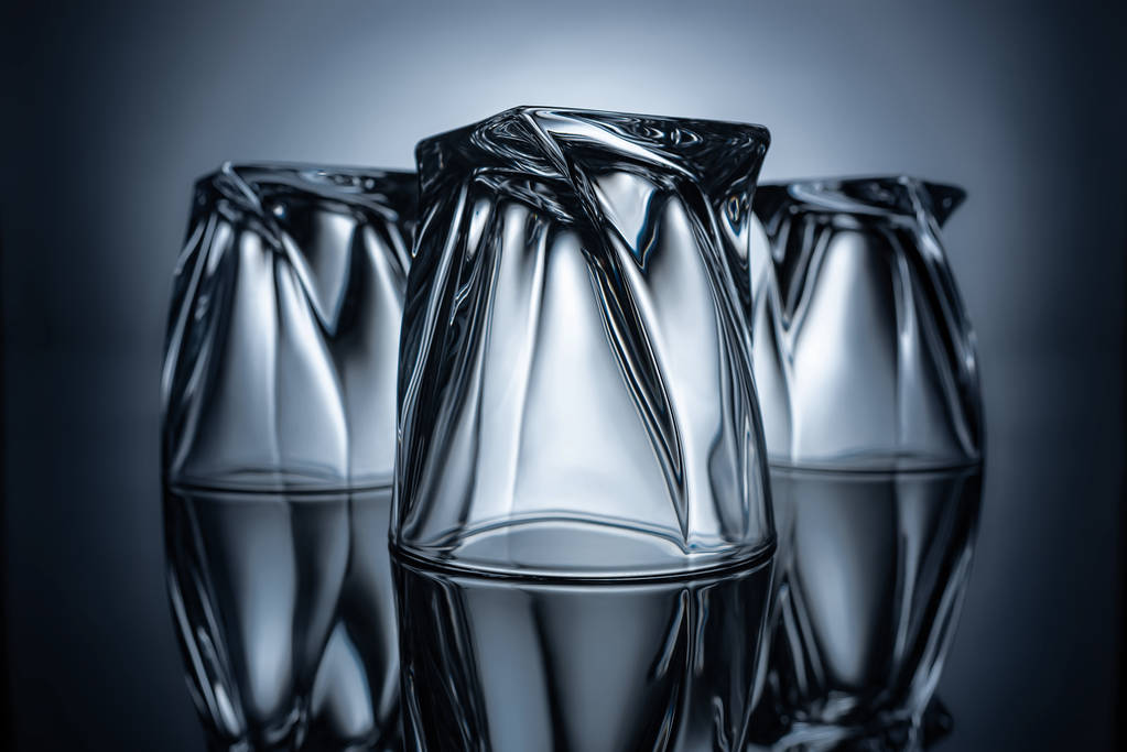 copos vazios transparentes sobre cinza com reflexos
 - Foto, Imagem