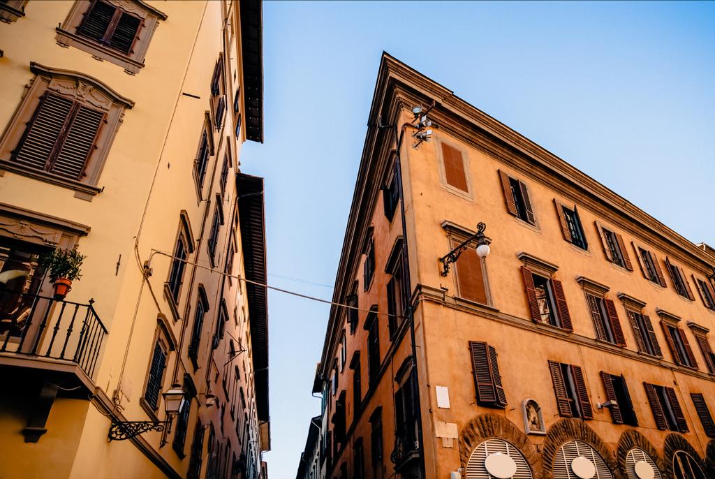 уютная узкая улица с красивыми историческими зданиями во Флоренции, Италия
  - Фото, изображение