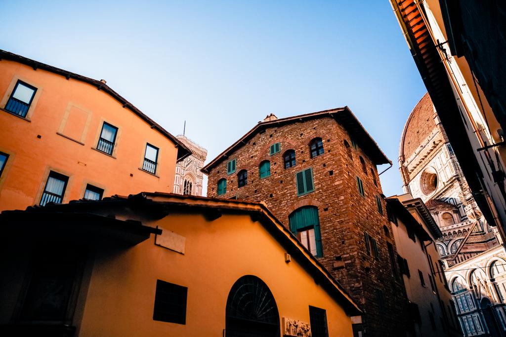 przytulne, wąskiej uliczce z starych zabytkowych budynków w Florencja, Włochy  - Zdjęcie, obraz