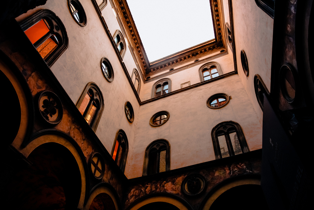 nízký úhel pohled krásné zdobené historické budově ve Florencii, Itálie - Fotografie, Obrázek